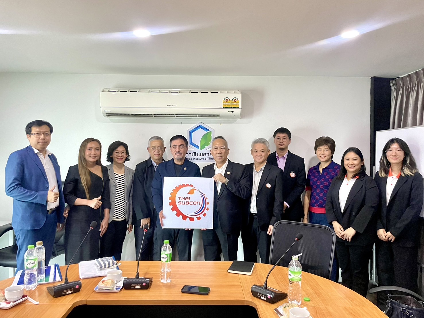 คุณเกียรติศักดิ์ จิระขจรวงศ์  อดีตนายกสมาคมฯ พร้อมด้วยสมาชิกสมาคมส่งเสริมการรับช่วงการผลิตไทย เข้าร่วมประชุมกับ Mr.Osama Kokandy นักธุรกิจชาวซาอุดิอาระเบีย