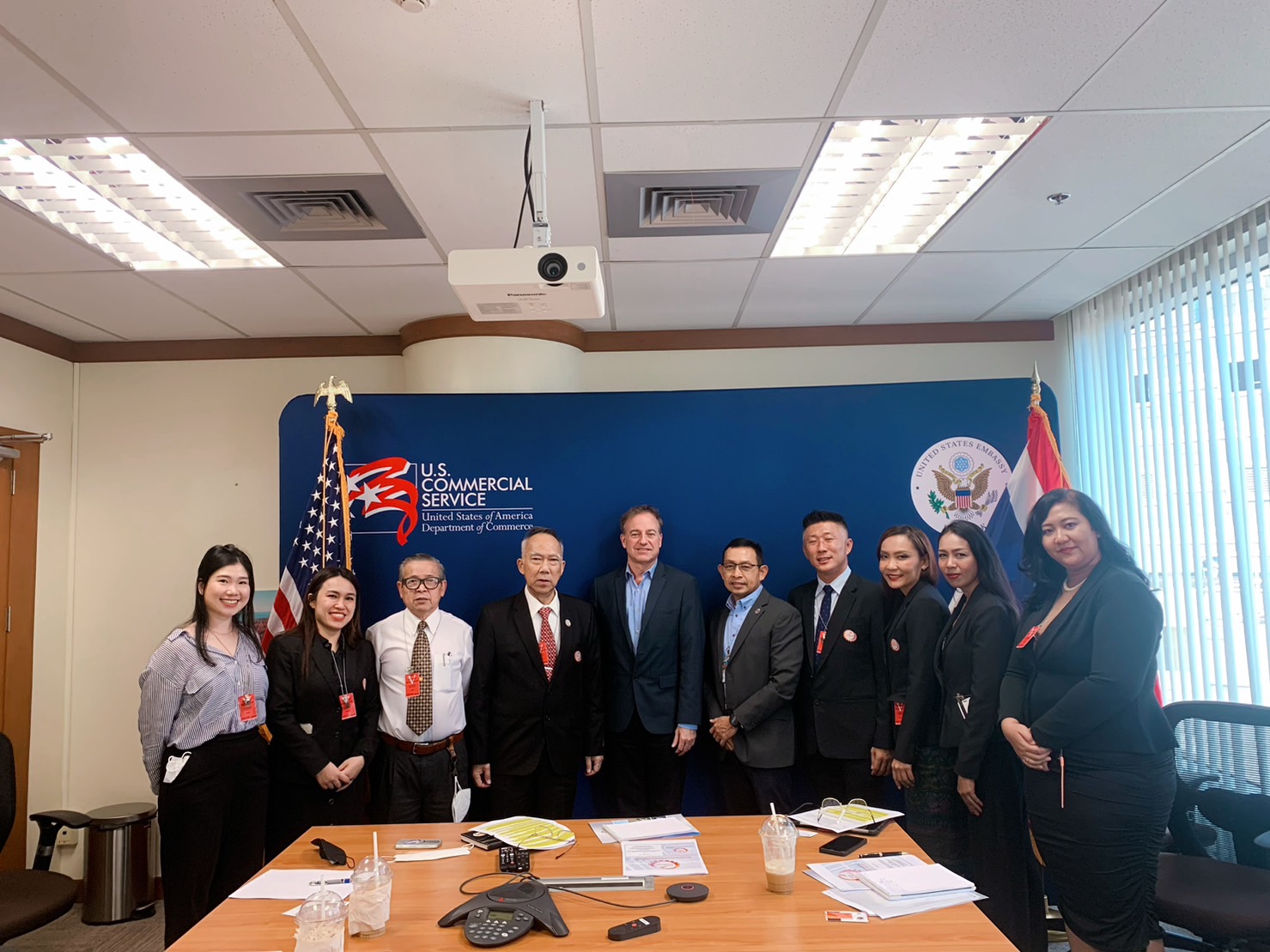 นายเกียรติศักดิ์ จิระขจรวงศ์ นายกสมาคม พร้อมด้วยนายธงชัย อุพันวัน ประธานคลัสเตอร์อุตสาหกรรมการบิน