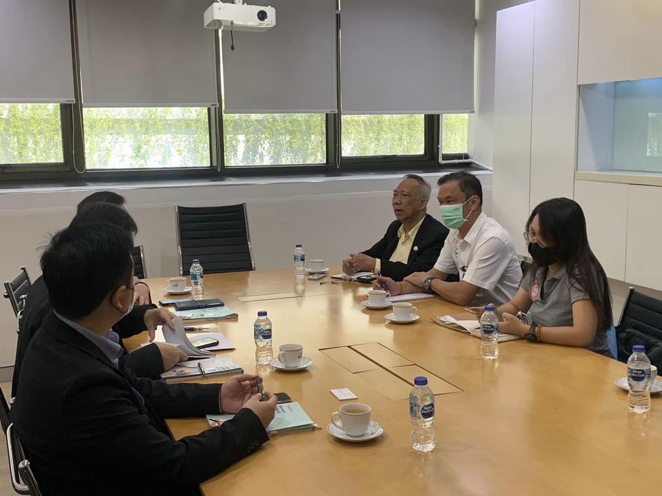 นายเกียรติศักดิ์ จิระขจรวงศ์ นายกสมาคมฯ พร้อมด้วยนายมนัส ศรีวานิชภูมิ ประธานคลัสเตอร์อุตสาหกรรมป้องกันประเทศ