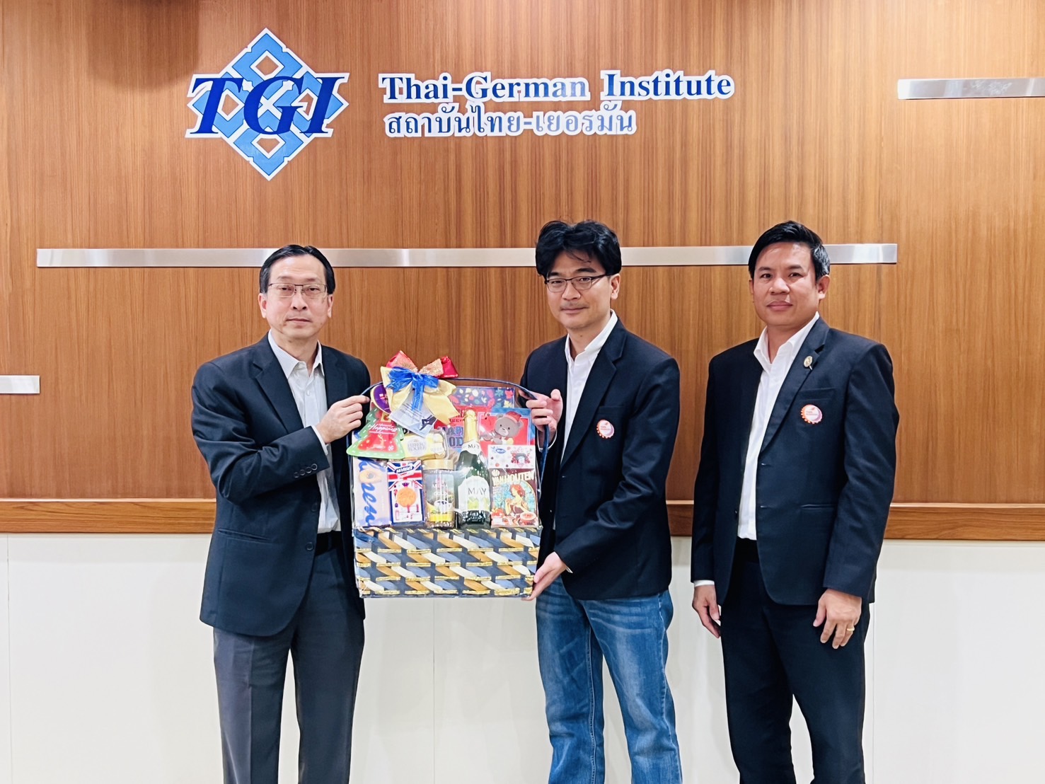 คุณสมภพ เกลียวสัมพันธ์ อุปนายกฝ่ายความสัมพันธ์ต่างประเทศ และประธานคลัสเตอร์ AIDA พร้อมกับคุณจิรัตน์ ต่อรัตนวัฒนา รองประธานคลัสเตอร์ AIDA สมาคม Thai Subcon  ได้เข้าพบสวัสดีปีใหม่คุณสมชาย จักร์กรีนทร์ ผู้อำนวยการสถาบันไทย-เยอรมัน