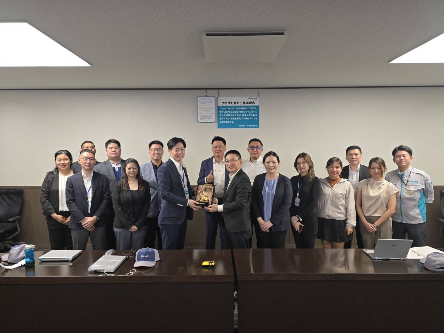 วันอังคาร ที่ 1 ตุลาคม 2567 คณะสมาชิกร่วมออกบูธงานแสดงสินค้า M-TECH OSAKA 2024 เดินทางไปเซตอัพบูธงาน ที่จะจัดขึ้นวันที่ 2-4 ตุลาคม 2567 , Intex Osaka ประเทศญี่ปุ่น