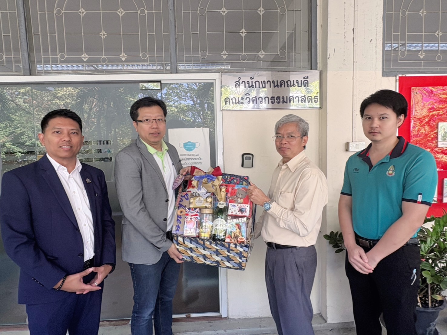 นายศักดา สารพัดวิทยา รองประธานคลัสเตอร์เอไอ ดิจิทัล และระบบอัตโนมัติ (AiDA) ได้เป็นผู้แทนสมาคมไทยซับคอนเพื่อสวัสดีปีใหม่ ผศ.ดร.ประสิทธิ์ นางทิน​​ คณบดีคณะวิศวกรรมศาสตร์ สถาบันเทคโนโลยีปทุมวัน