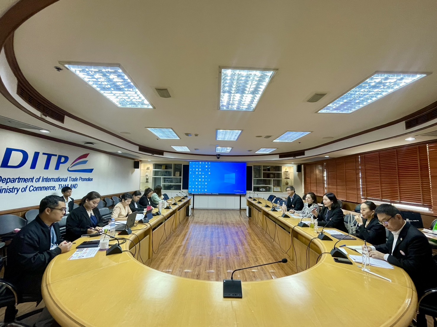 วันจันทร์ ที่ 17 ตุลาคม 2567 คณะกรรมการสมาคมส่งเสริมการรับช่วงการผลิตไทย เป็นตัวเเทนของสมาชิกสมาคมเพื่อเข้าพบปรึกษา กรมส่งเสริมการค้าระหว่างประเทศ (DITP)  เรื่อง โครงการ SMEs Pro-active ณ ห้องประชุม 701 ชั้น 7 อาคารริมถนน กระทรวงพาณิชย์