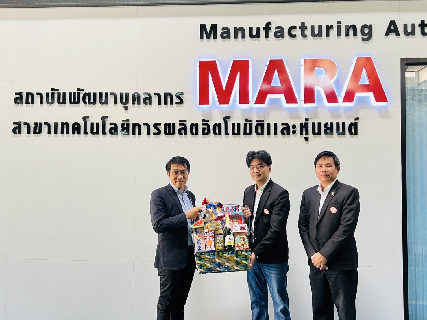 คุณสมภพ เกลียวสัมพันธ์ อุปนายกฝ่ายความสัมพันธ์ต่างประเทศ และประธานคลัสเตอร์ AIDA พร้อมกับคุณจิรัตน์ ต่อรัตนวัฒนา รองประธานคลัสเตอร์ AIDA เข้าพบ สวัสดีปีใหม่ นายสมเกียรติ อู่เงิน ผู้อำนวยการ สถาบันพัฒนาบุคลากรสาขาเทคโนโลยีการผลิตอัตโนมัติและหุ่นยนต์ (MARA)