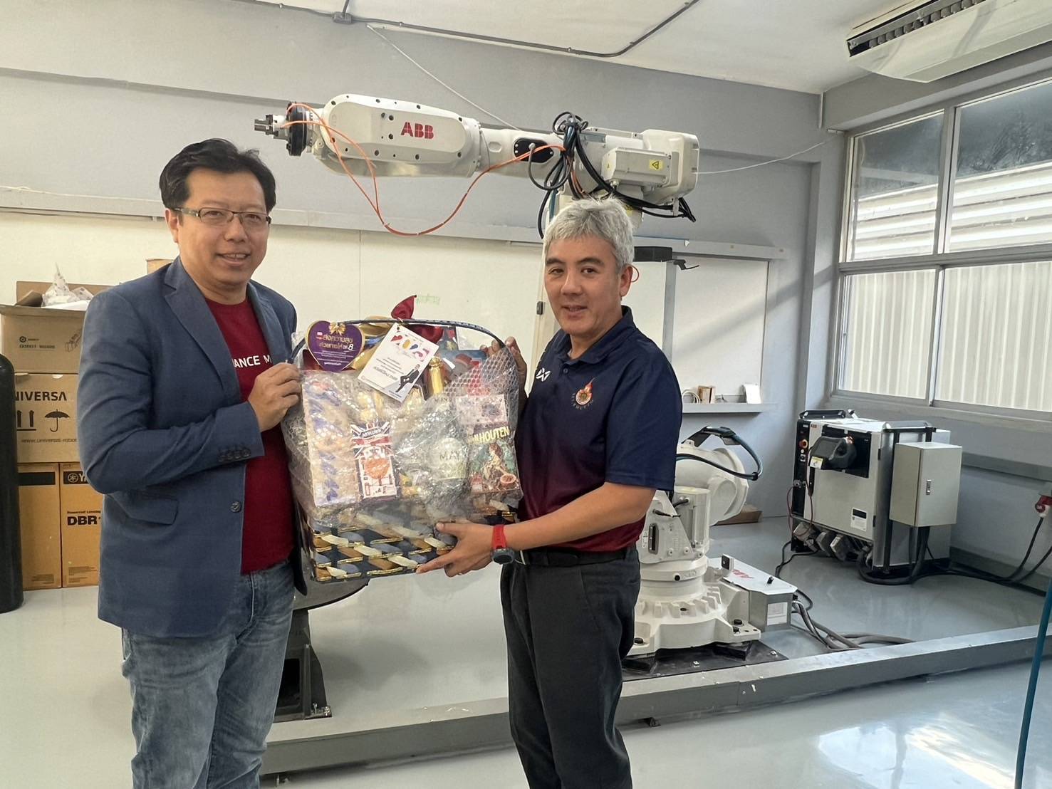 คุณศักดา สารพัดวิทยา รองประธานคลัสเตอร์ Ai Digital and Automation ได้เป็นตัวแทนท่านนายก และอุปนายกสมาคม Thai Subcontracting Promotion Association (TSC) นำกระเช้าสวัสดีปีใหม่และตรุษจีน ปีนี้ แก่ อาจารย์ Tassaphan Suwannatat